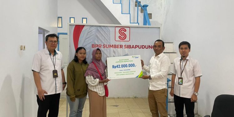 Kepala BPJS Ketenagakerjaan Cirebon Novri Annur serahkan JKM  almarhum Wagimin, nasabah BPR Sumber Sibapudung, Senin (10/06/2024).