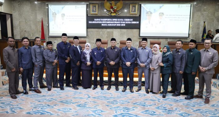Walikota dan Wakil Walikota Cirebon, Effendi Edo SAP MSi dan Siti Farida Rosmawati SPdI berfoto bersama usai menyampaikan visi Cirebon Setara Berkelanjutan, Selasa (4/3/2025) di Griya Sawala gedung DPRD.