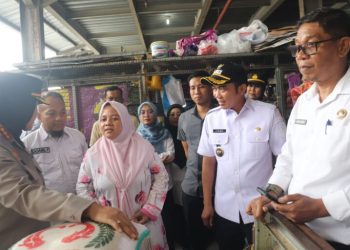 Wakil Bupati Cirebon, H. Agus (Jigus) di samping Forkopimda menggelar inspeksi mendadak (sidak) di Pasar Tradisional Sumber, Rabu (26/2), kepastian harga dan bahan pokok Jelang bulan Ramadhan.