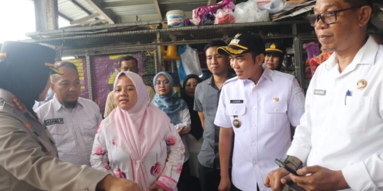 Wakil Bupati Cirebon, H. Agus (Jigus) di samping Forkopimda menggelar inspeksi mendadak (sidak) di Pasar Tradisional Sumber, Rabu (26/2), kepastian harga dan bahan pokok Jelang bulan Ramadhan.