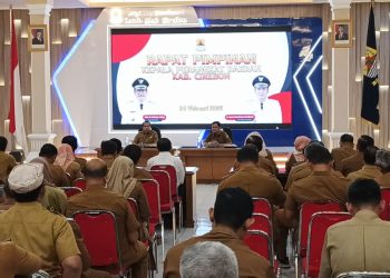 Rapat pimpinan (rapim) guna membahas program 100 hari kerja Bupati dan Wakil Bupati Cirebon. Rapat yang berlangsung di Ruang Nyimas Gandasari, Sekretariat Daerah (Setda) Kabupaten Cirebon, Senin (24/2/2025).