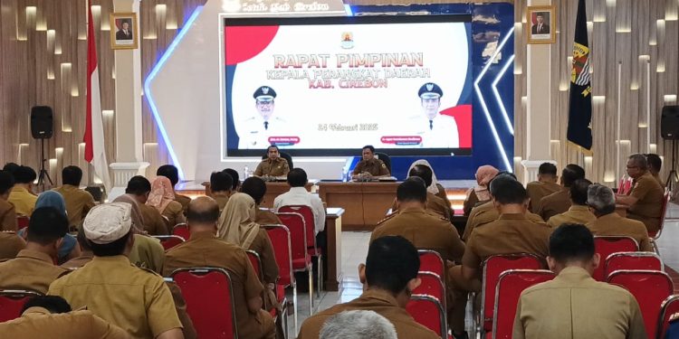 Rapat pimpinan (rapim) guna membahas program 100 hari kerja Bupati dan Wakil Bupati Cirebon. Rapat yang berlangsung di Ruang Nyimas Gandasari, Sekretariat Daerah (Setda) Kabupaten Cirebon, Senin (24/2/2025).