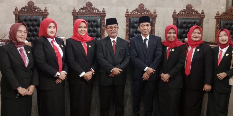 Rapat Paripurna DPRD Kabupaten Cirebon, Pasangan calon Bupati dan Wakil Bupati Kabupaten Cirebon nomor urut 2, H. Imron dan H. Agus Kurniawan (Jigus), telah resmi ditetapkan sebagai pasangan terpilih dalam Pemilihan Kepala Daerah (Pilkada) Serentak 2024. Pengumuman ini disampaikan dalam Rapat Paripurna DPRD Kabupaten Cirebon yang digelar di Ruang Abimata Gedung DPRD pada Kamis, (6/2/2025).