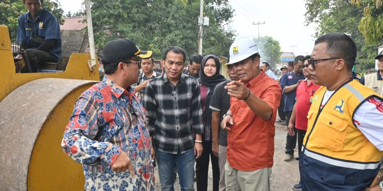 Bupati dan Wakil Bupati Cirebon Turun Langsung Dan Tinjau Perbaikan Jalan Sindang Laut-Pabuaran, (Dok.Apip/CIBA)