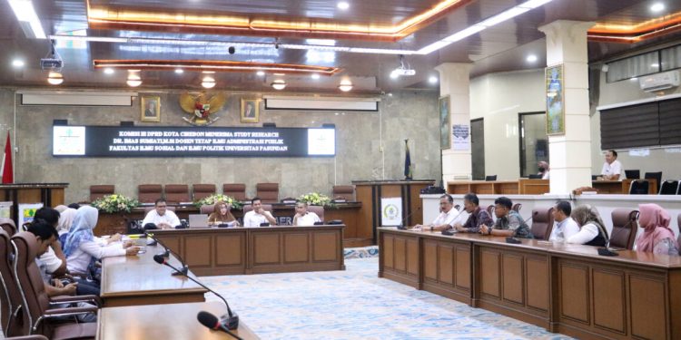 Komisi III DPRD menerima study research Dr Imas Sumiati MSi, dosen tetap Ilmu Administrasi Publik Fakultas Ilmu Sosial dan Ilmu Politik Universitas Pasundan Bandung, Rabu (5/3/2025), di ruang rapat Griya Sawala DPRD.