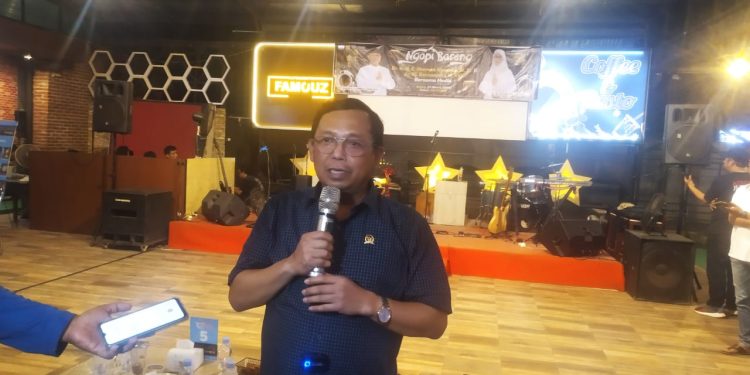 Sekretaris Jenderal Partai Demokrat, .- Anggota DPR RI, DR Herman Khaeron saat bertemu serta Ngopi Bareng jurnalis Cirebon dan Indramayu di salah satu kafe di Kabupaten Cirebon, Kamis 27 Maret 2025 malam.