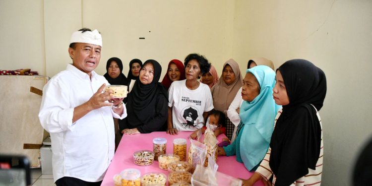 Sekda Jabar Herman Suryatman meninjau rusunawa di Apartemen Transit Rancaekek, Kabupaten Bandung, Senin (24/3/2025).