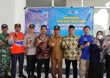 Kepala BNN Kota Cirebon Kombes Pol. Tunggul Sinatrio,  (batik), didampingi Walikota Cirebon, Wali Kota Cirebon, Effendi Edo, Ketua DPRD Kota Cirebon,  Andrie Sulistio SE, Kapolres Cirebon Kota, AKBP Eko Iskandar, dan sejumlah peabat usai menyaksikan tes urine sopir di Terminal Harjamukti Kota Cirebon, Selasa 25 Maret 2025.