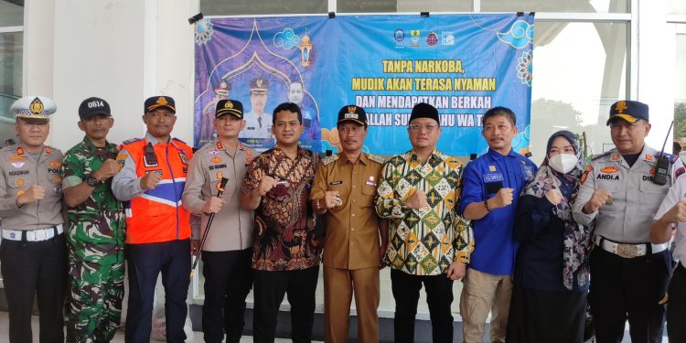 Kepala BNN Kota Cirebon Kombes Pol. Tunggul Sinatrio,  (batik), didampingi Walikota Cirebon, Wali Kota Cirebon, Effendi Edo, Ketua DPRD Kota Cirebon,  Andrie Sulistio SE, Kapolres Cirebon Kota, AKBP Eko Iskandar, dan sejumlah peabat usai menyaksikan tes urine sopir di Terminal Harjamukti Kota Cirebon, Selasa 25 Maret 2025.