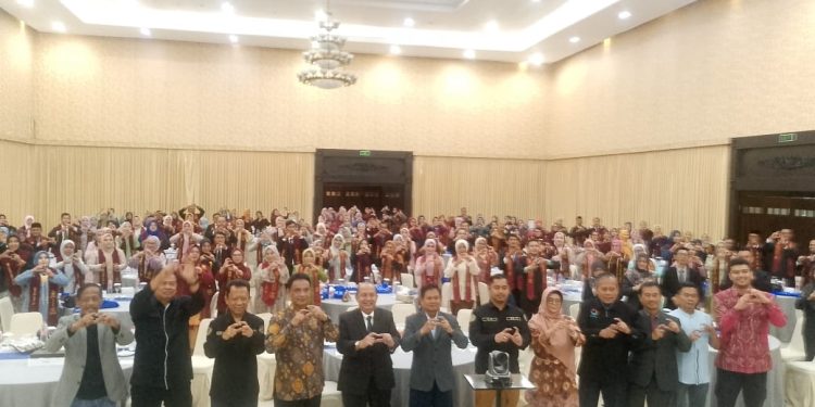 Fakultas Pendidikan dan Sains Universitas Swadaya Gunung Jati (FPS-UGJ) Cirebon selama dua hari, Selasa-Rabu (22–23 April 2025), menggelar kegiatan pengambilan sumpah profesi bagi peserta Pendidikan Profesi Guru (PPG) Guru Tertentu Tahun 2024.