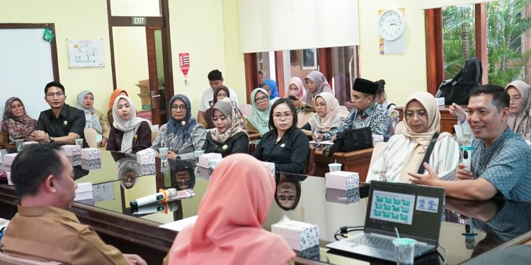 Komisi III DPRD Kota Cirebon melakukan pemantauan langsung ke rumah sakit tersebut di ruang Komite Medis RSD Gunung Jati, Senin (6/5/2025).