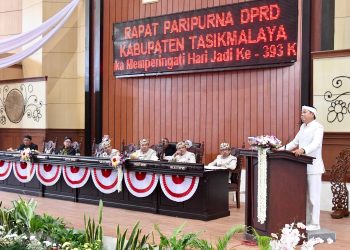 Gubernur Jawa Barat Dedi Mulyadi menghadiri
Rapat Paripurna Istimewa Hari Jadi Kabupaten Tasikmalaya Ke-393 di Gedung DPRD Kabupaten Tasikmalaya, Sabtu (26/7/2025).(Biro Adpim Jabar)