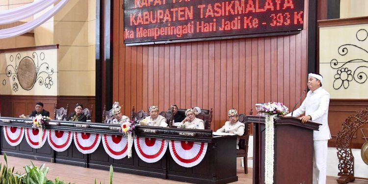 Gubernur Jawa Barat Dedi Mulyadi menghadiri
Rapat Paripurna Istimewa Hari Jadi Kabupaten Tasikmalaya Ke-393 di Gedung DPRD Kabupaten Tasikmalaya, Sabtu (26/7/2025).(Biro Adpim Jabar)