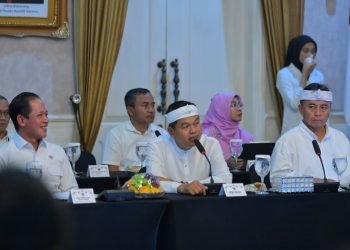 Sekretaris Daerah Provinsi Jawa Barat mendampingi Gubernur Jawa Barat melaksanakan Rapat Pembahasan Penanganan Sampah Terintegrasi Wilayah Jawa Barat bersama Menteri Lingkungan Hidup RI, beserta Bupati Walikota se-Jawa Barat, bertempat di Kantor Bupati Cianjur, Jumat, 9 Agustus 2025. (ist/Dokpim Jabar)