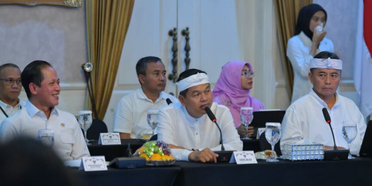 Sekretaris Daerah Provinsi Jawa Barat mendampingi Gubernur Jawa Barat melaksanakan Rapat Pembahasan Penanganan Sampah Terintegrasi Wilayah Jawa Barat bersama Menteri Lingkungan Hidup RI, beserta Bupati Walikota se-Jawa Barat, bertempat di Kantor Bupati Cianjur, Jumat, 9 Agustus 2025. (ist/Dokpim Jabar)