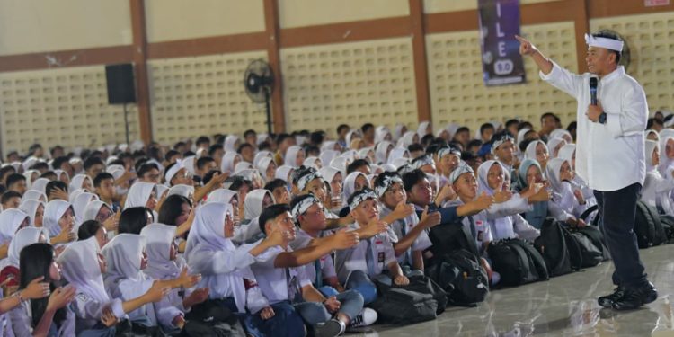 Sekretaris Daerah Provinsi Jawa Barat melantik 2000 Anggota Forum OSIS Jawa Barat, bertempat di Telkom University Convention Hall, Kabupaten Bandung, Sabtu 9 Agustus 2025 (ist/Dokpim Jabar)