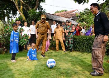 Wakil Gubernur Jawa Barat Erwan Setiawan Melaksanakan Kunjungan ke Penyandang Disabilitas bersama Pemain Persib Beckham Putra di Kampung Cijamur, Desa Puteran Kecamatan Cikalong wetan, Kabupaten Bandung Barat, Senin (28/7/2025) (ist/Dokpim Jabar)