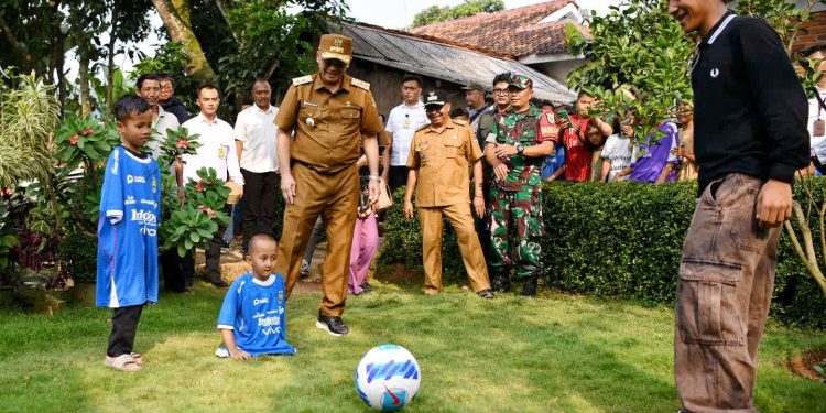 Wakil Gubernur Jawa Barat Erwan Setiawan Melaksanakan Kunjungan ke Penyandang Disabilitas bersama Pemain Persib Beckham Putra di Kampung Cijamur, Desa Puteran Kecamatan Cikalong wetan, Kabupaten Bandung Barat, Senin (28/7/2025) (ist/Dokpim Jabar)