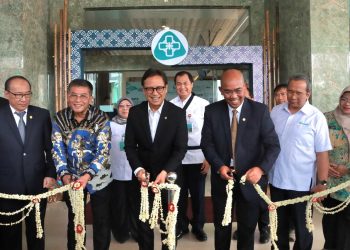 Wakil Gubernur Jawa Barat Erwan Setiawan mendampingi Menteri Kesehatan RI Budi Gunadi Sadikin meresmikan dua gedung baru Rumah Sakit Maranatha di Kecamatan Margaasih Kabupaten Bandung, Kamis (7/8/2025). (ist/Adpim Pemprov Jabar)
