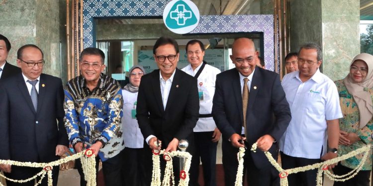 Wakil Gubernur Jawa Barat Erwan Setiawan mendampingi Menteri Kesehatan RI Budi Gunadi Sadikin meresmikan dua gedung baru Rumah Sakit Maranatha di Kecamatan Margaasih Kabupaten Bandung, Kamis (7/8/2025). (ist/Adpim Pemprov Jabar)